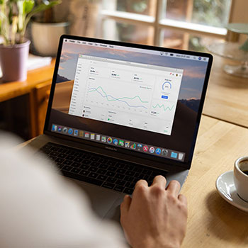 告别付费时代！这款永久免费看打扑克的APP让你随时随地畅享牌局乐趣